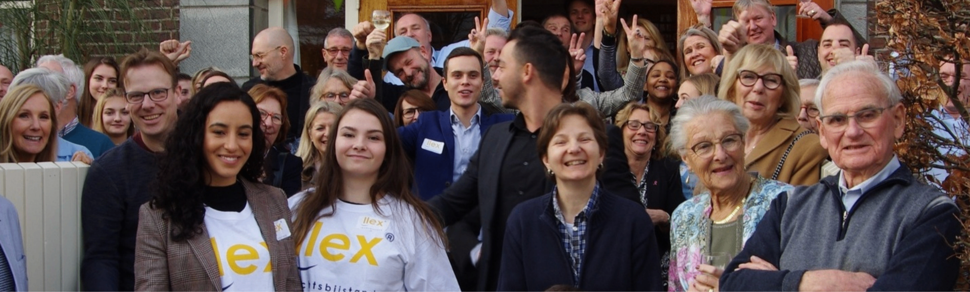 Glad familie, der smiler, støttet af LLex
